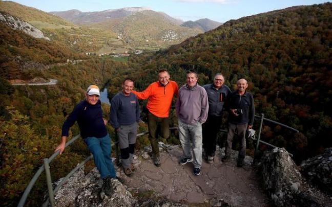 Los amigos de Berriozar Sabino, Jesús, Francis, Alfonso, Javier y Lucio. en el mirador de Ariztokia (Garralda).