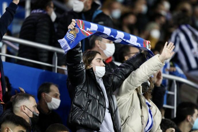 Dos aficionadas realistas, en el partido de ida jugado en Vitoria.