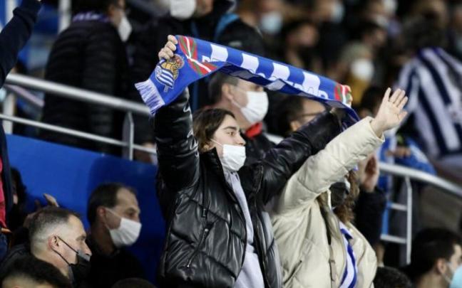 Dos aficionadas realistas, en el partido de ida jugado en Vitoria. Dos aficionadas realistas, en el partido de ida jugado en Vitoria.