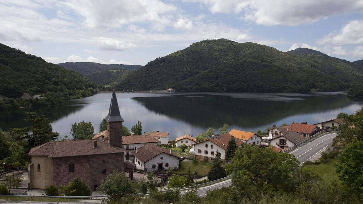 Imagen del pantano de Eugui, con la localidad en primer plano.