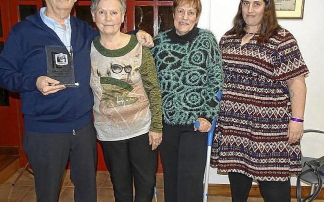 Urteaga, recogiendo el premio &lsquo;Pake Leku&rsquo; acompa&ntilde;ado de su familia.