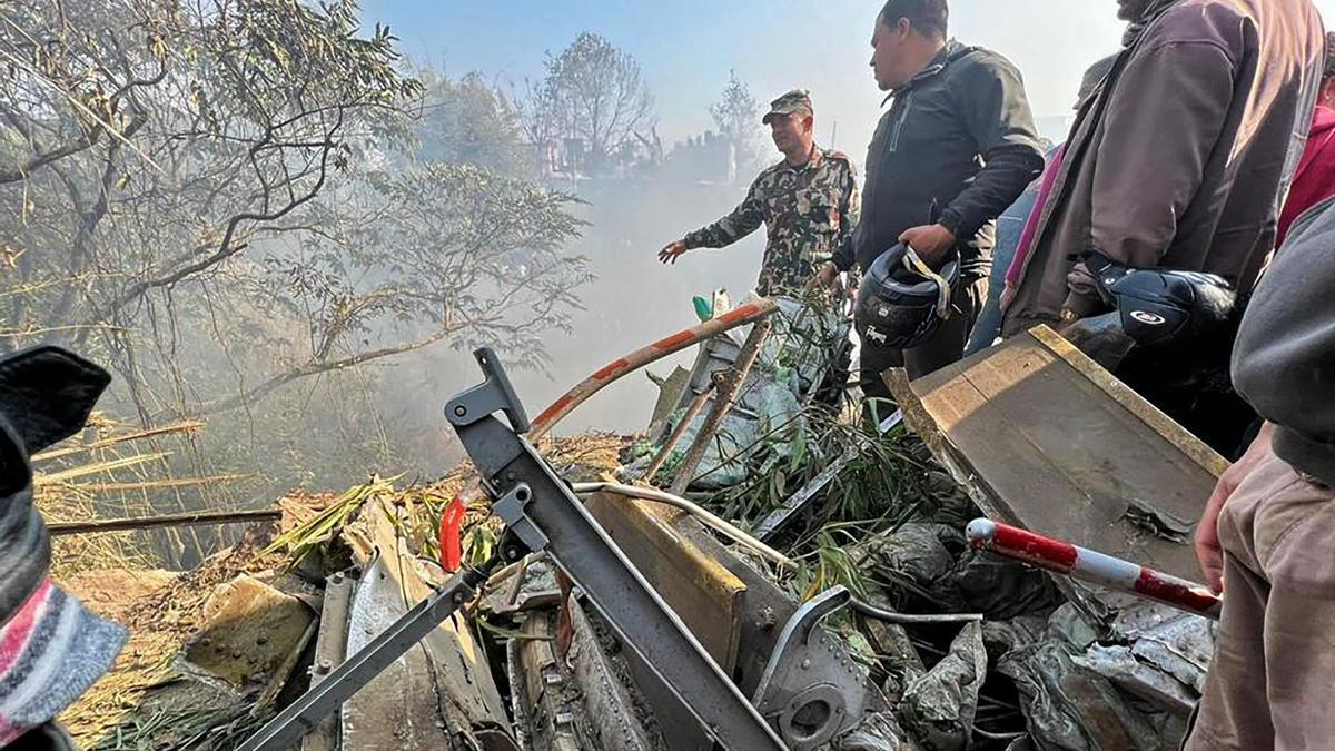 Los servicios de emergencia acuden al lugar donde se ha estrellado el avión nepalí.
