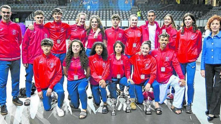 Los medallistas navarros, posando con sus medallas.