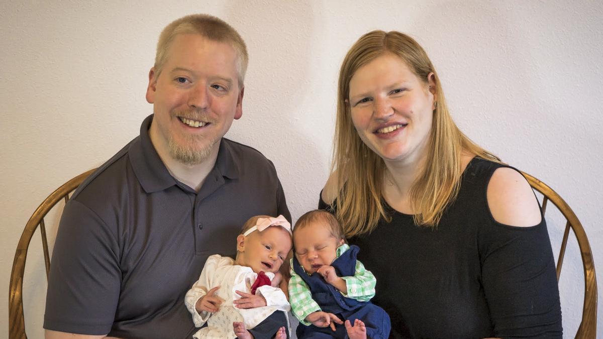 Philip y Rachel Ridgeway posan con sus recién nacidos.