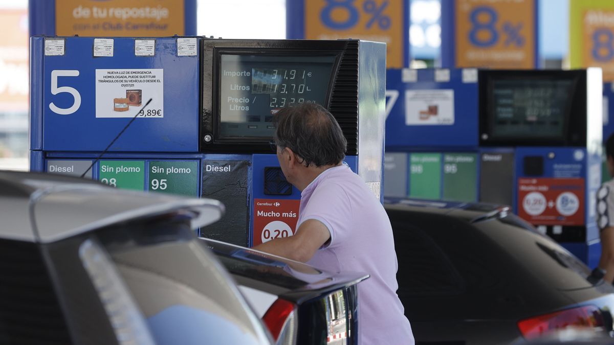 Una persona repostando en una gasolinera 'low cost'.
