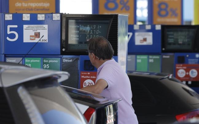 Una persona repostando en una gasolinera 'low cost'.