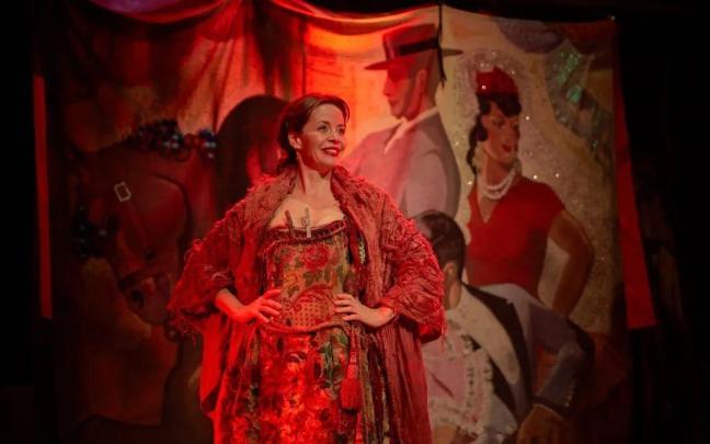 María Adánez, como Carmela, en una escena de este nuevo montaje de la obra de Sanchis Sinisterra. María Adánez, como Carmela, en una escena de este nuevo montaje de la obra de Sanchis Sinisterra.