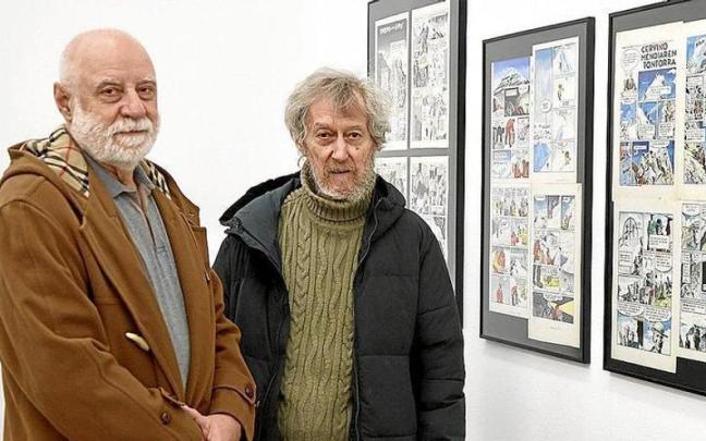 El escritor Javier Mina (i) y el dibujante Pedro Osés, en la Galería Altxerri, donde presentaron el pasado jueves a su álbum ‘Non gogoa...’.