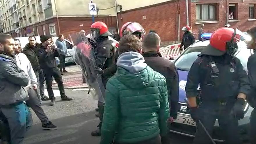 Tensión entre vecinos de Romo y la Ertzaintza por la Nagusien Etxea