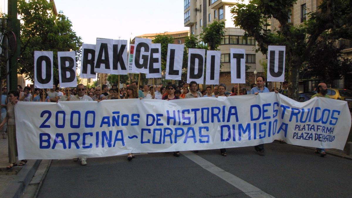 Miles de personas se manifestaron en el verano de 2002 contra el estacionamiento de la Plaza del Castillo.