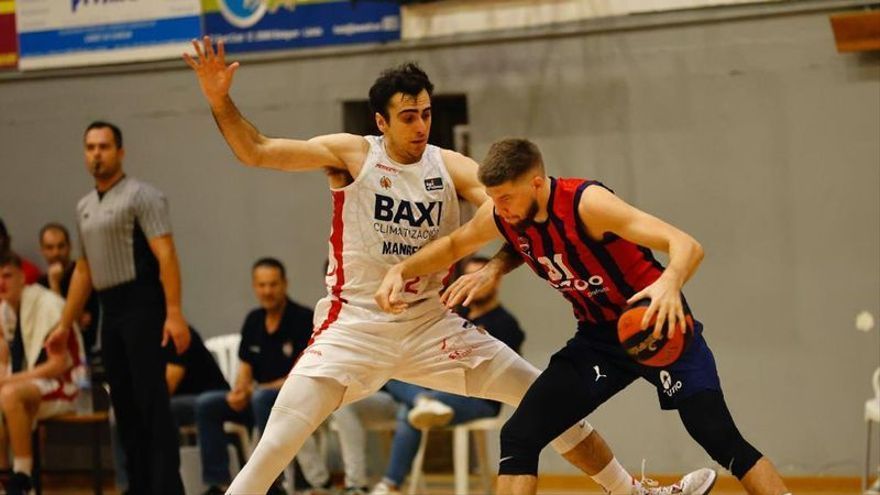 Giedraitis pugna con Vaulet durante el amistoso contra el Baxi Manresa