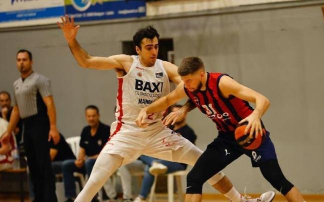 Giedraitis pugna con Vaulet durante el amistoso contra el Baxi Manresa