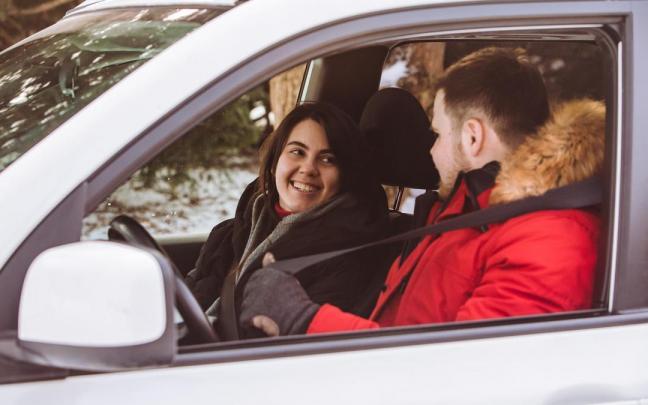 Un conductor con abrigo y guantes para protegerse del fr&iacute;o.