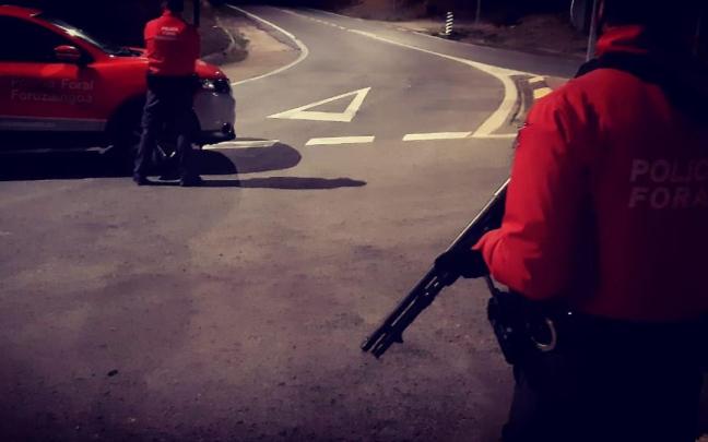 Agentes de la Polic&iacute;a Foral, de vigilancia en una carretera