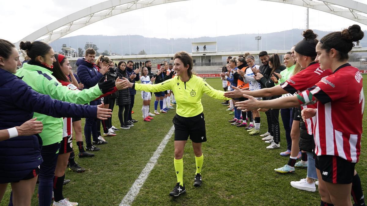 Pasillo de honor a Marta Frías al final del Athletic-UDG Tenerife