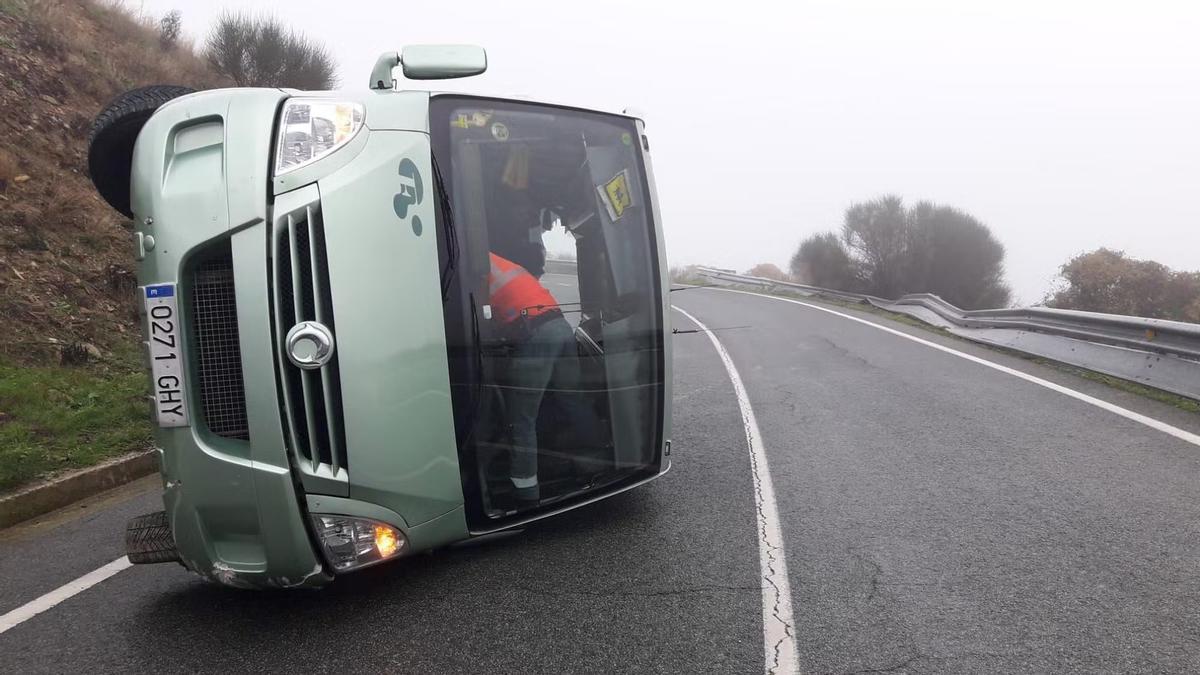 Estado en el que ha quedado el microbús accidentado en Navarra.