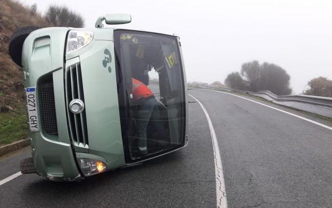 Estado en el que ha quedado el microb&uacute;s accidentado en Navarra.