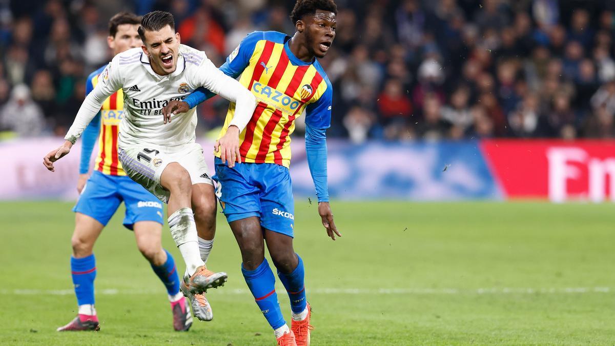 Ceballos pugna con Yunus Musah por un balón.