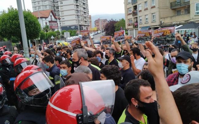 Concentración de trabajadores de Tubacex ante el juzgado de Amurrio, en una imagen de archivo. Concentración de trabajadores de Tubacex ante el juzgado de Amurrio, en una imagen de archivo.