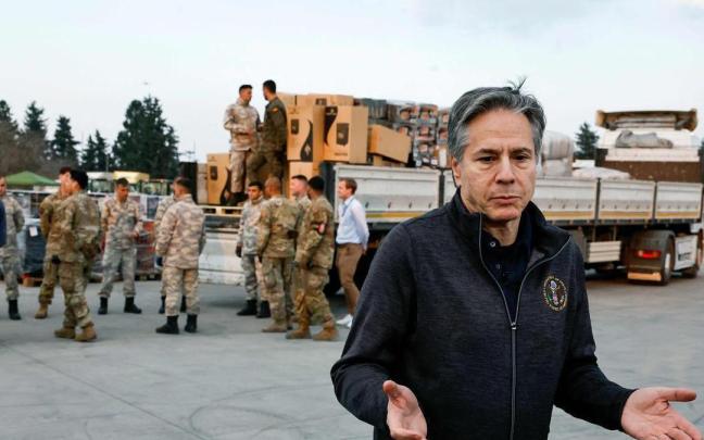 Antony Blinken comparece ante los medios.