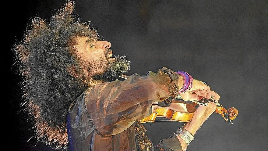 El artista y el p&uacute;blico en el arranque del concierto. | FOTO: JORGE MU&Ntilde;OZ