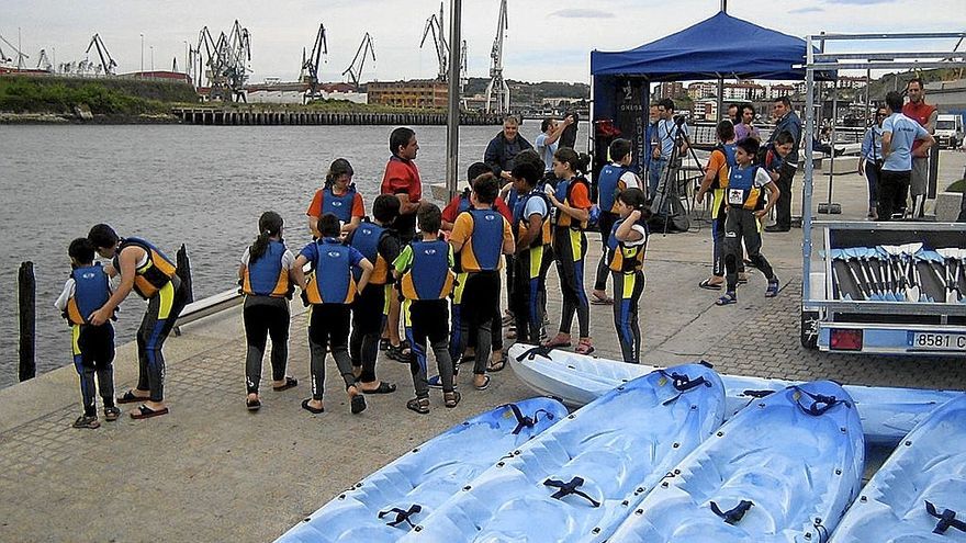 Un grupo de niños y jóvenes, preparado para entrar al agua con piraguas. | FOTO: E. UDALA