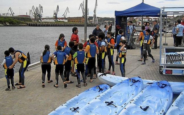Un grupo de niños y jóvenes, preparado para entrar al agua con piraguas. | FOTO: E. UDALA Un grupo de niños y jóvenes, preparado para entrar al agua con piraguas. | FOTO: E. UDALA