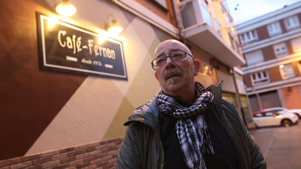 Durante más de 45 años, ha regentado el bar Fernan de Zamudio