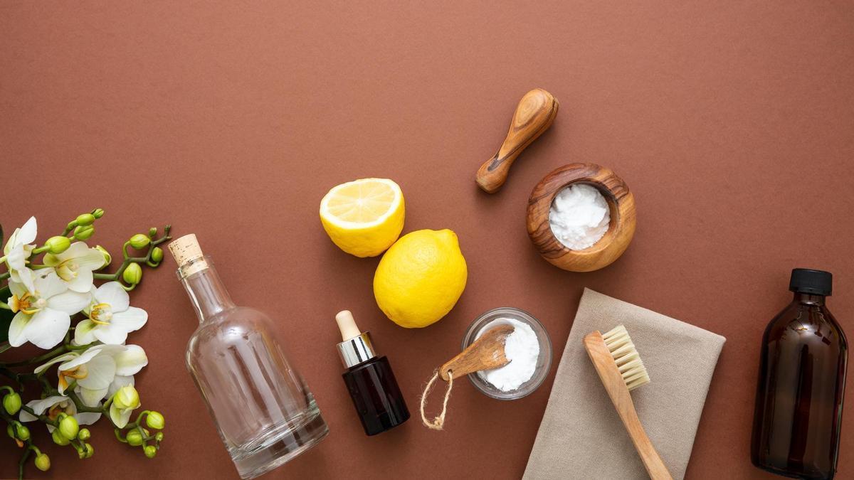 El bicarbonato y el limón potencian los efectos limpiadores del vinagre blanco.