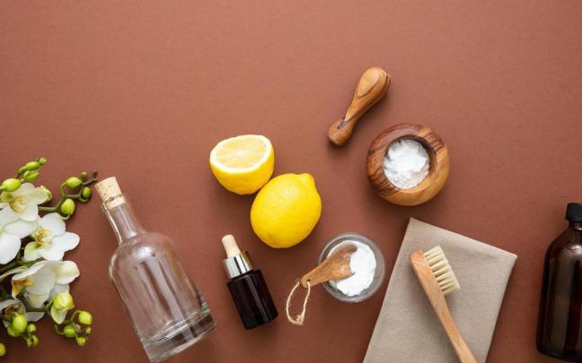 El bicarbonato y el limón potencian los efectos limpiadores del vinagre blanco.