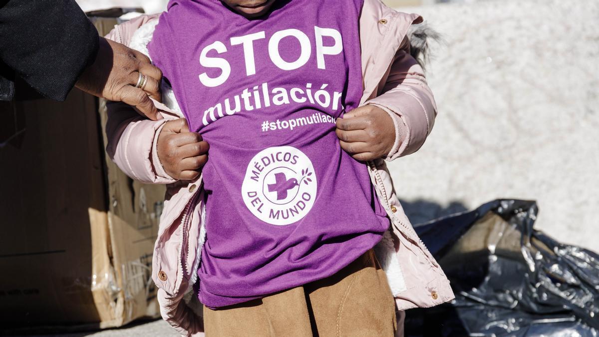 Una niña viste con una camiseta de 'Stop mutilación' durante un acto para conmemorar el Día Internacional de la Tolerancia Cero contra la Mutilación Genital Femenina en Madrid.
