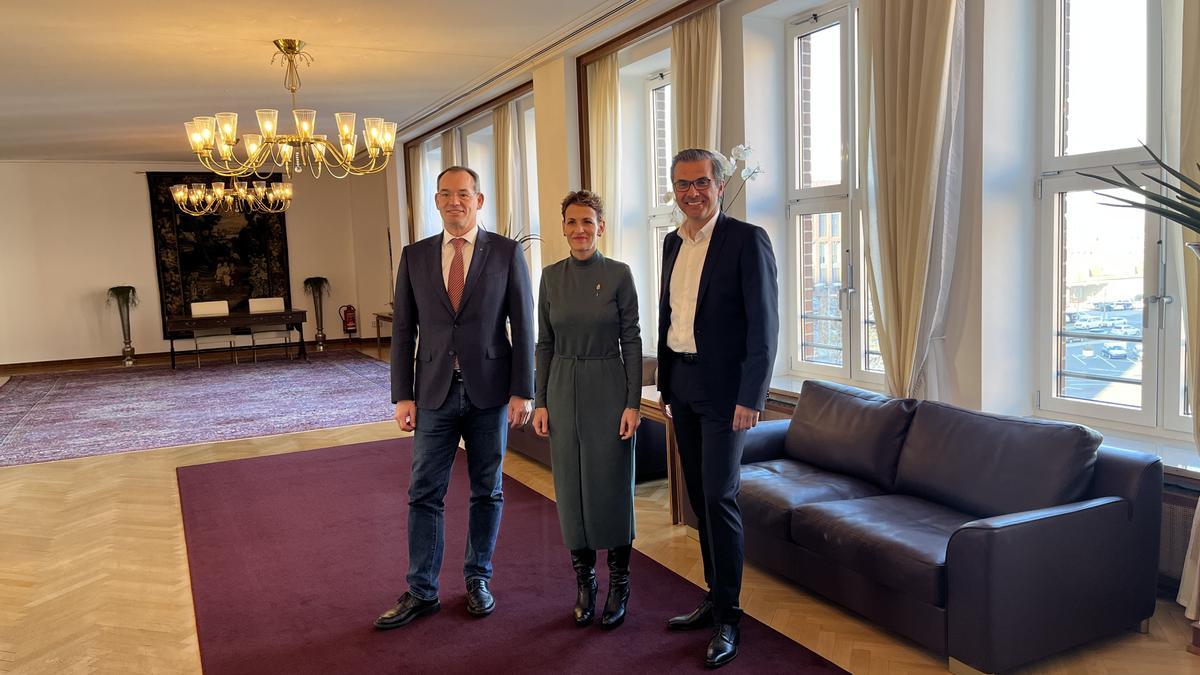 De izda. a dcha., Michael Hobusch, la Presidenta Chivite, y Christian Vollmer.