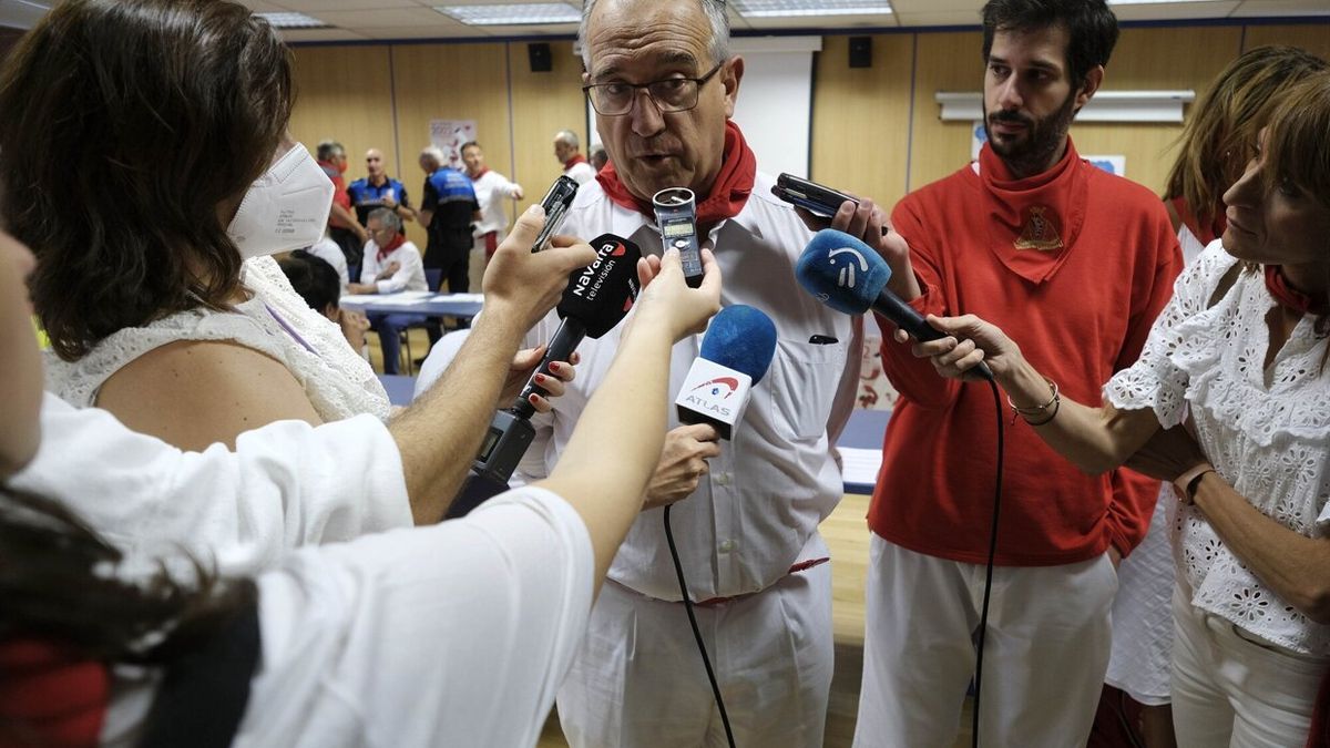 El alcalde de Pamplona, Enrique Maya, preside la primera reunión de la Junta Local de Protección Civil, en la que se analizarán los datos del inicio de las fiestas de San Fermín.