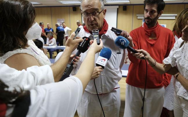 El alcalde de Pamplona, Enrique Maya, preside la primera reunión de la Junta Local de Protección Civil, en la que se analizarán los datos del inicio de las fiestas de San Fermín.