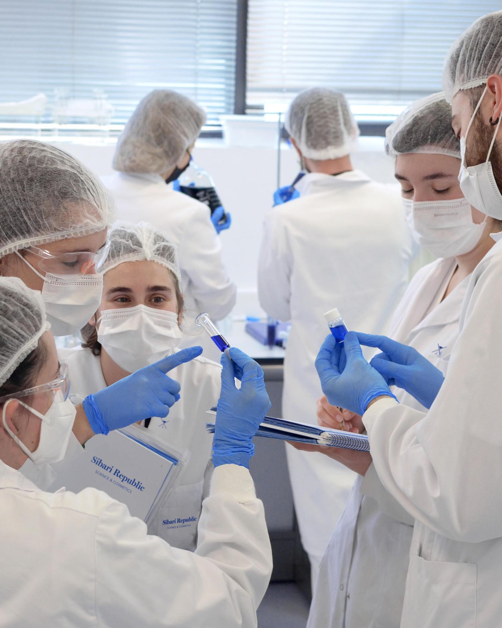 Detrás de Sibari Republic está el grupo biotecnológico i+Med, empresa especializada en el campo de la I+D basada en nanohidrogeles inteligentes de ácido hialurónico.