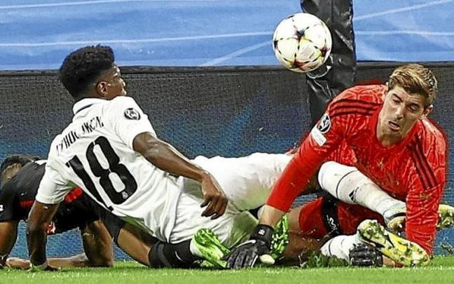 Courtois desbarata una ocasión del Leipzig. | FOTO: EFE Courtois desbarata una ocasión del Leipzig. | FOTO: EFE