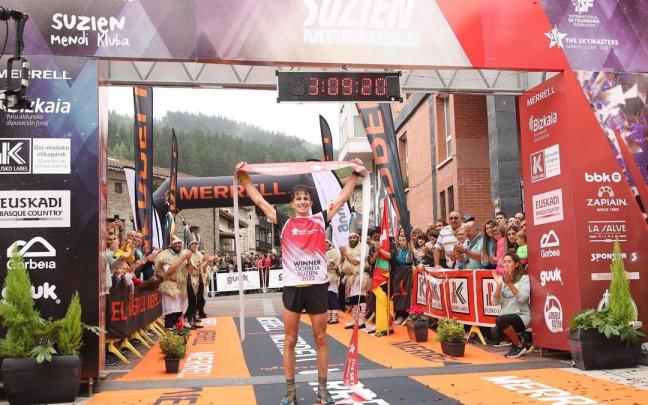 El granadino Nico Molina celebra su triunfo en la Gorbeia Suzien y el título de campeón de la SkyMasters, la Copa del Mundo de trail, en Zeanuri.