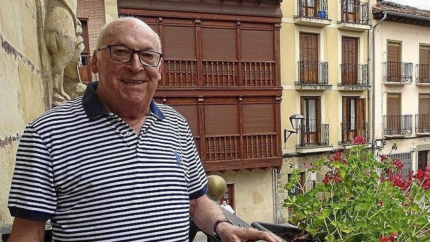 Manolo Zubillaga, pregonero de las fiestas, en el balcón del
consistorio. | FOTO: A.D.