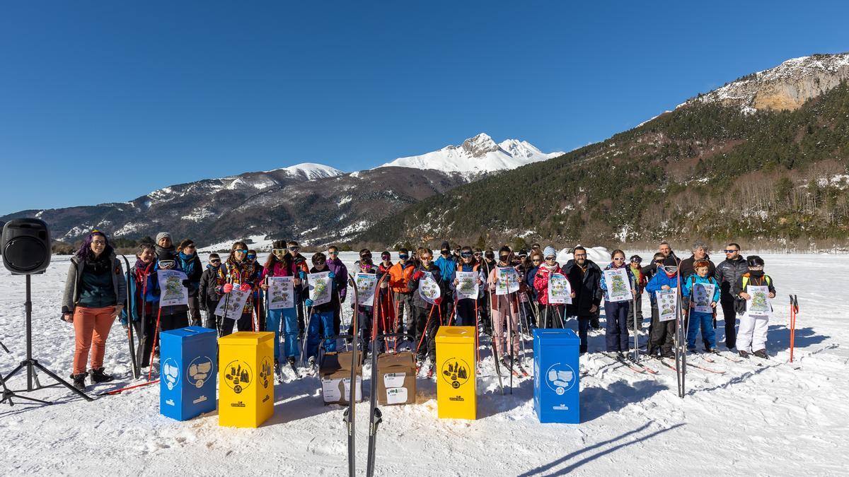 Escolares y profesorado participantes en la campaña para fomentar el reciclaje y el consumo responsable.