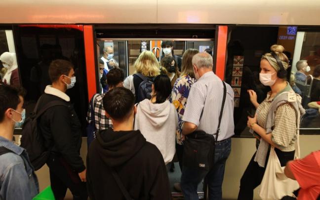 Imagen de una parada de metro abarrotada durante los paros