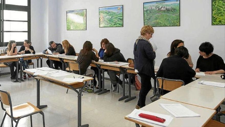 Un grupo de estudiantes, en un aula del euskaltegi.