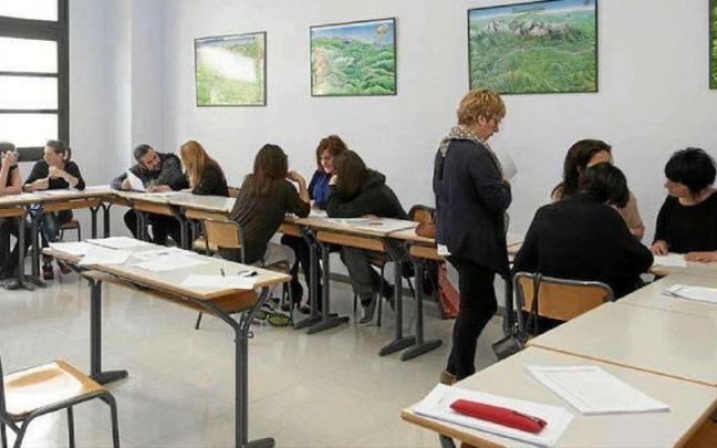 Un grupo de estudiantes, en un aula del euskaltegi.