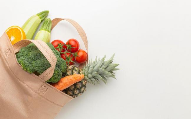 Bolsa de compra con frutas y verduras.