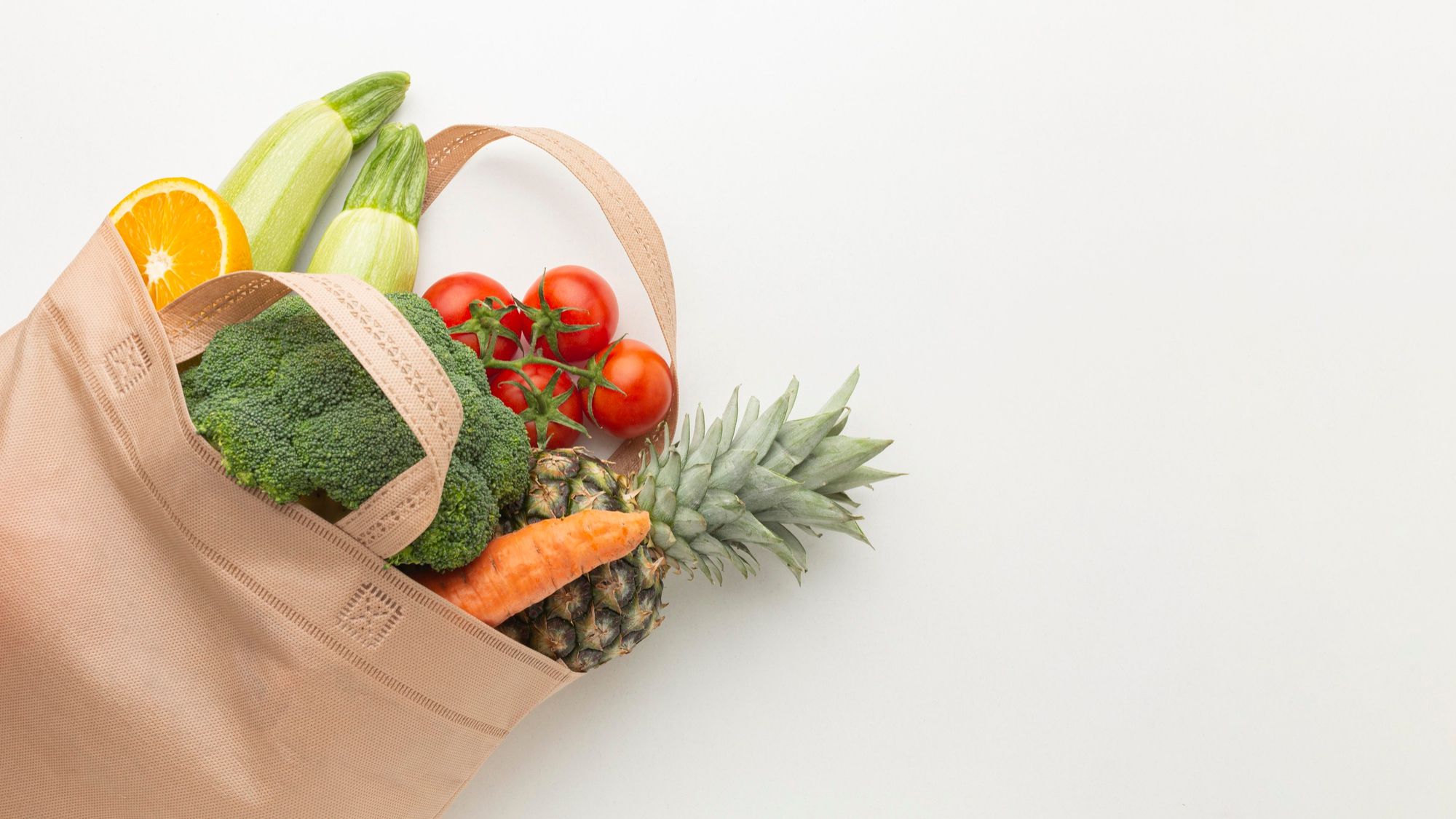 Bolsa de compra con frutas y verduras.