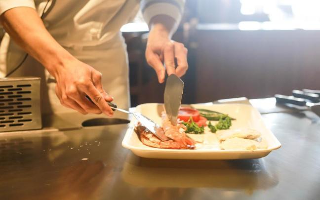 Varias de las plazas son como cocinero y/o auxiliar de cocina