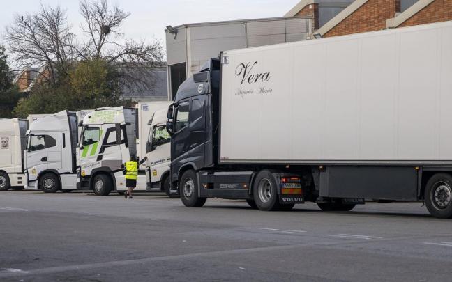 Varios camiones estacionados en las inmediaciones de Mercabarna. Varios camiones estacionados en las inmediaciones de Mercabarna.