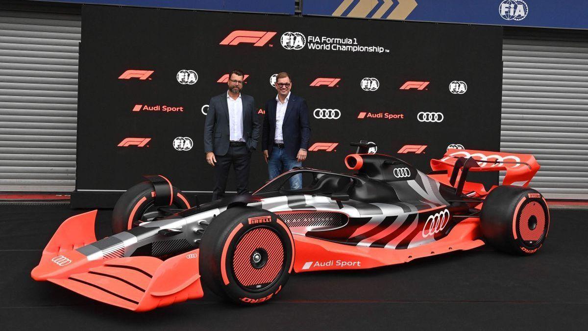 Markus Duesmann (i) y un miembro del departamento técnico de Audia junto al coche de la compañía.