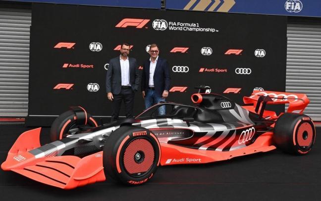 Markus Duesmann (i) y un miembro del departamento técnico de Audia junto al coche de la compañía.