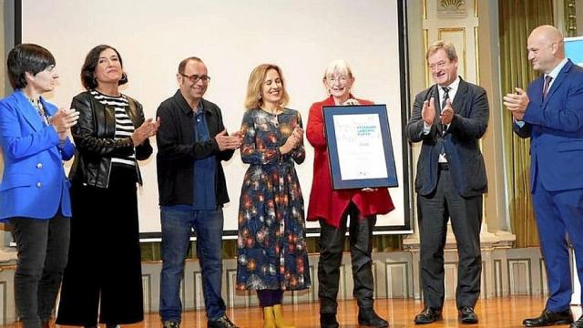 Un momento de la entrega del premio, ayer. | FOTO: IREKIA Un momento de la entrega del premio, ayer. | FOTO: IREKIA