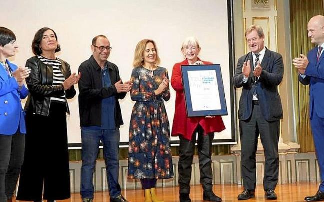 Un momento de la entrega del premio, ayer. | FOTO: IREKIA Un momento de la entrega del premio, ayer. | FOTO: IREKIA